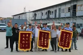 年轻的“白发所长”图片