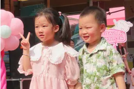 挖呀挖呀挖？桂林市象山区铁西幼儿园，童模秀T台，炫出国际范图片