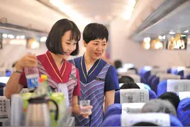 母女同飞，同吃一碗“空乘青春饭”图片