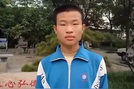 韦东奕的传奇之路，上北大后，经常穿高中校服图片