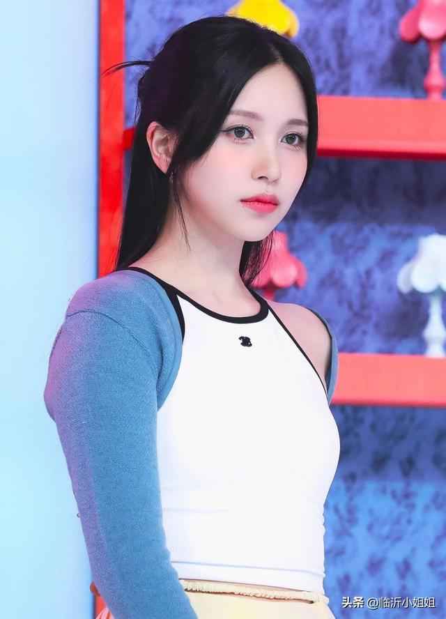 名井南,甜美动人的靓丽美女,清纯阳光的外形,散发迷人魅力