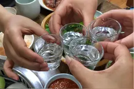 中年人参加聚会，想要在酒桌上被人看得起，那这3件事要记得做图片