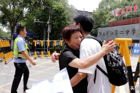 这一刻，我们把高考纪念册徐徐展开……图片