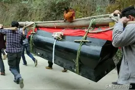 老俗话“雨打棺十年酸，雨洒坟出贵人”是什么意思，有道理吗？图片