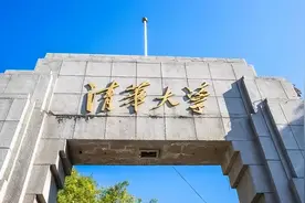 网红在清华校园“热舞”，身段优美却遭到冷场，名校就是不一样图片