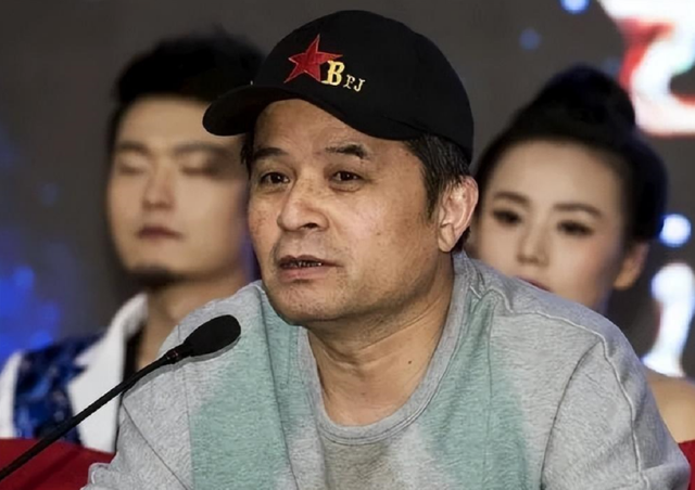 毕福剑现身网红聚会，跷二郎腿叼烟没人理，网友：太把自己当回事