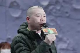 64岁冯小刚近况曝光，斑秃明显白癜风严重，已经携徐帆和女儿回国图片