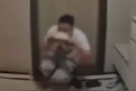 广东男子混进小区舔女业主门口的鞋子，网友：谁让你把鞋放外面图片