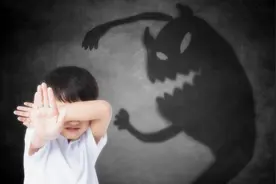 孩子总说怕黑、怕鬼，父母这样做才是标准答案图片