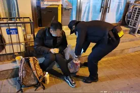 小伙失业饿晕街头 鼓楼民警解囊暖心救助图片