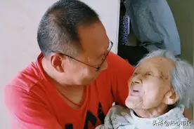 2022年9月一位百岁老人安详去世，儿子痛哭：“我没有妈妈了”图片