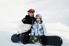 董璇带女儿与男友滑雪？两人行为亲密不避嫌，男方疑获小酒窝认可图片