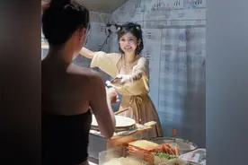 劳动最光荣？擦边“女菩萨”街头卖煎饼，上百人不惜排队4小时图片