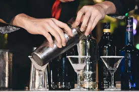 为什么酒吧里调酒，很少见到白酒的身影？白酒到底适合调酒吗？图片