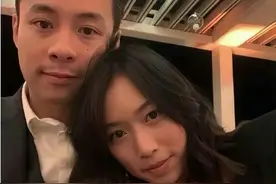 前女友因他香消玉殒，现任老婆长得像朱玲玲，霍启仁的情史不简单图片