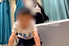 女子称试衣间里遭3岁男童趴地偷窥，家长反称"你不好看也没身材"图片