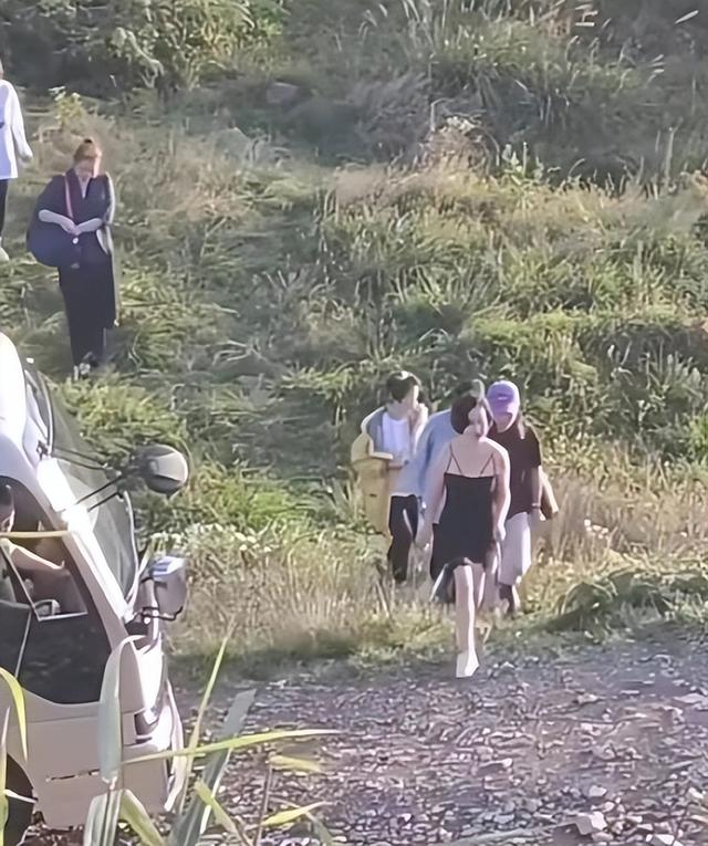 何超琼现身贵州山林，穿紧身吊带露肤度高，网友：自带驱蚊