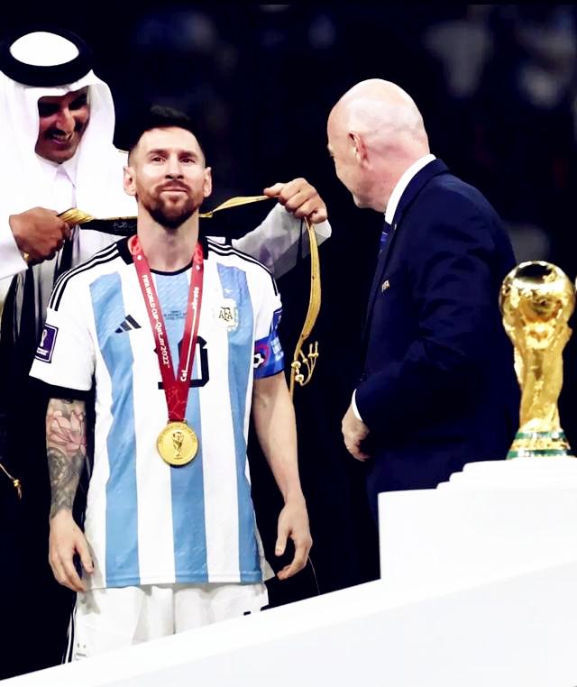 梅西身披的金边黑袍到底啥来头?代价高达3000万?