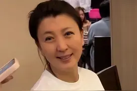 51岁闫学晶现身泰国！二婚老公露面，5岁女儿颜值随爸、斜眼被骂图片