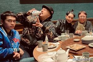 61岁徐锦江近况曝光，大口吃肉大口喝酒，带着妻儿去香港见朋友图