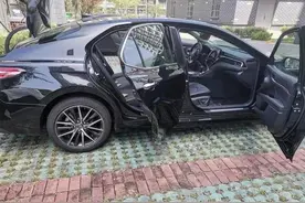 加油站加油，免费洗车，洗车时突然开车门，门瞬间被设备挤压弯折图片