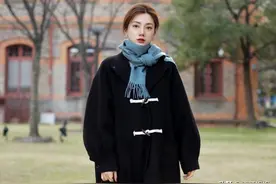 “大衣”下面不一定要穿裤子，瞧瞧杭州女生这样穿，有多洋气显瘦图片