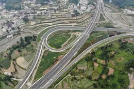 不愧是基建狂魔，投资430亿元，建造1超级公路，中国咋做到的？图片