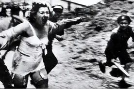 变态的纳粹德国，脱光犹太人女人衣服，集体屠杀!2图片