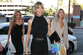 史泰龙喜迎76岁，仨女儿惊艳现身，被龙格尔的25岁未婚妻比下去了图片