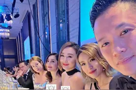 胡杏儿老公独自现身晚宴，与众美女并排坐，合影太亲密被指责图片
