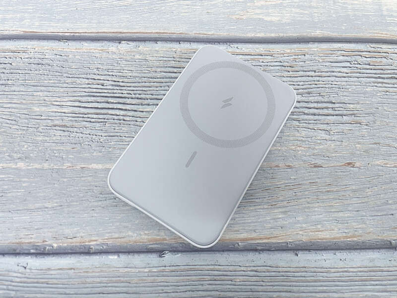 小巧带支架，磁吸无线充，安克MagGo轻薄磁吸无线充电宝体验