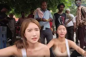 ​韩国女主播印度街头穿吊带跳性感舞，男性包围合照，网友捏一把汗图片
