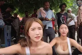 ​韩国女主播印度街头穿吊带跳性感舞，男性包围合照，网友捏一把汗图片