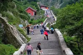 登山轿夫：奉劝游客收起你的怜悯心，莫让好心办坏事图片