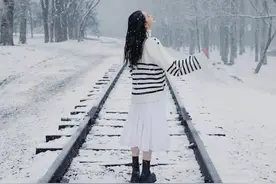 李沁斑马纹针织毛衣配白色百褶裙雪中拍大片，简洁大方温柔灵动图片