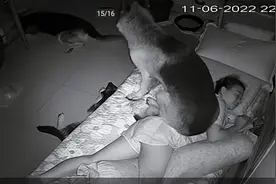 她睡醒后全身酸痛，一看监视器“笑炸”了图片