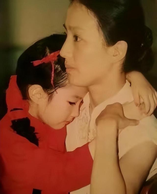 刘亦菲的妈妈刘晓莉：两婚两离，至今单身，长得比女儿还漂亮
