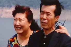 高秀敏前脚去世，转身回到原配身边的何庆魁，他显出了原形图片