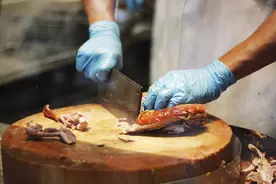 烤鸭不仅含激素还致癌？18元一只的烤鸭到底能不能吃？告诉你真相图片