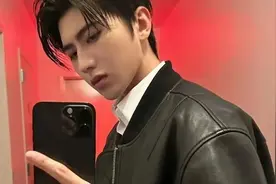 顶流的悲欢并不相通：蔡徐坤签名照“白菜价”甩卖，L男星小卡3万抢不到图片