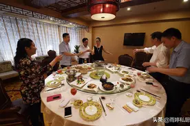 酒桌上不会说敬酒词？行家：牢记“3句话”，大家对你刮目相看图片