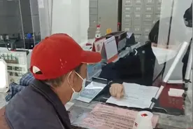 老人办身份证找到失散20年亲人：务工失联留在异乡，面对几十张照片无法辨认谁是家人图片