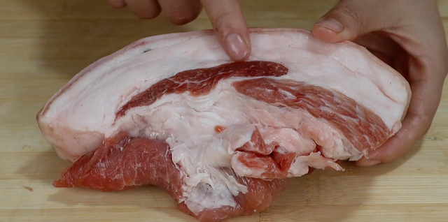 同样是猪肉，颜色深浅区别很大，搞清楚了不再吃亏，很实用