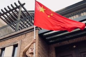 徐锦江一家定居内地，儿子家门口挥舞国旗迎国庆，住别墅生活惬意图
