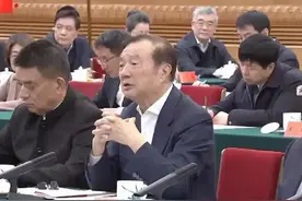 央视曝座谈会现场：马云现身，雷军发言，梁文锋与任正非同坐首排图片