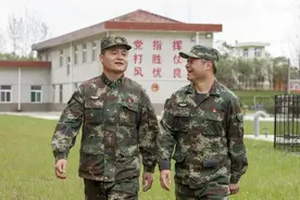 16年前双胞胎兄弟一起入伍，今年面对退役他俩又做出了一样的回答图片