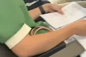 到底是敬业还是作秀：老师高铁上赶批试卷，你所不了解的教师工作图片