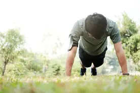 四五十岁的男性做俯卧撑，一次坚持多少个，算身体好？来看看标准图片