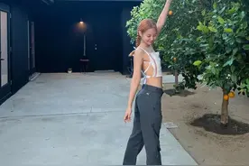 露背上衣，火辣身材，Blackpink Jennie性感的氛围，引发网友热议图片