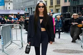 73岁华裔亿万富婆甩着小细腿，踩着恨天高，才华美貌财富她占尽图片